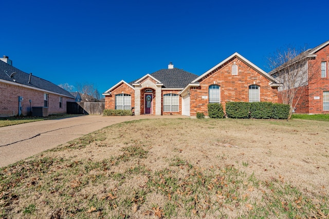 view of front facade featuring a front yard and central AC