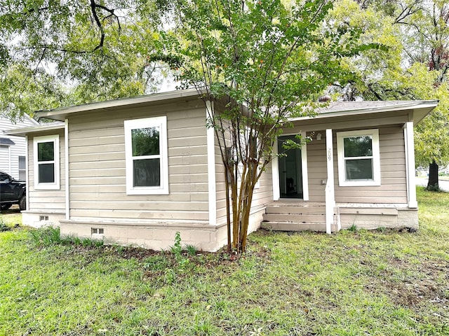 view of front of house with a front lawn and crawl space