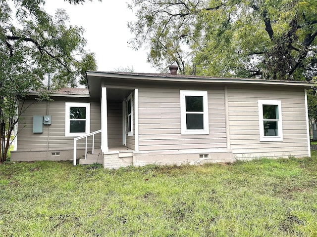 view of front facade featuring crawl space and a lawn