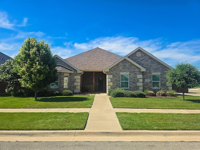 view of front of property featuring a front yard