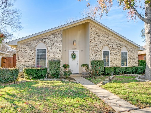 view of front facade with a front yard