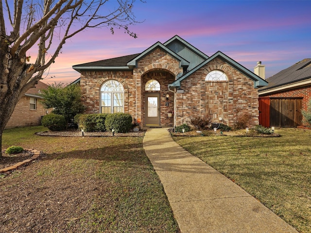 front facade featuring a lawn