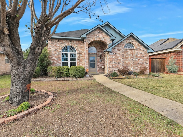 view of front of home featuring a front yard