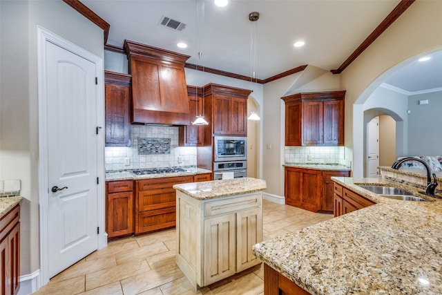 kitchen with sink, tasteful backsplash, decorative light fixtures, a center island with sink, and custom range hood