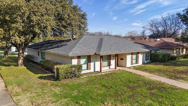 single story home featuring a front lawn