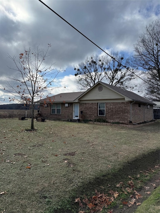 view of front of house featuring a front yard