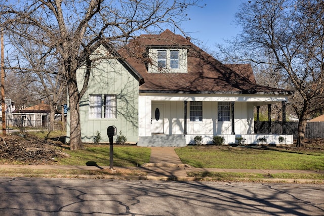 view of front of property featuring a porch and a front yard