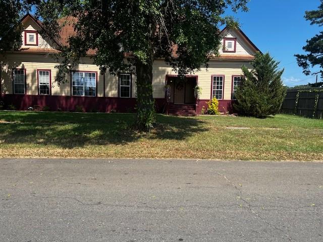 view of front of property with a front yard