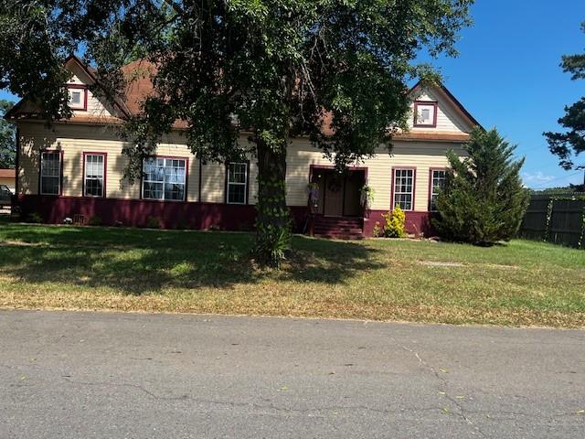 view of front of property featuring a front lawn