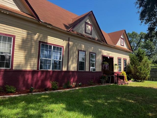 view of front of home featuring a front yard