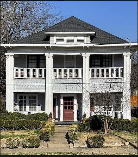 view of front of home featuring a balcony