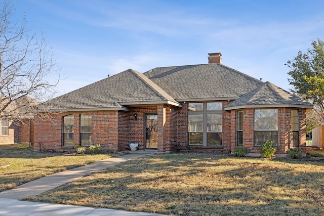 view of front facade featuring a front yard