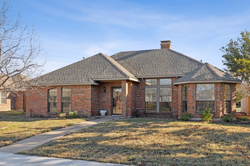 view of front facade featuring a front lawn