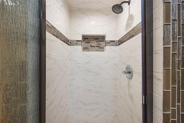 bathroom featuring a tile shower