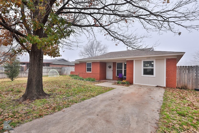 single story home with a front yard