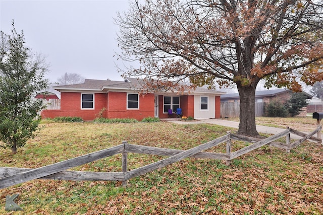 ranch-style house featuring a front lawn