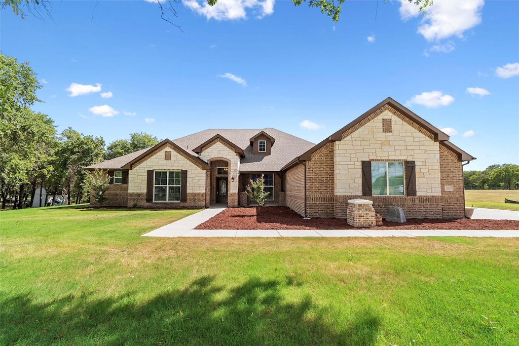 view of front of house with a front lawn