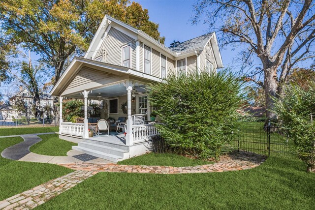 view of front of home featuring a front lawn and ceiling fan