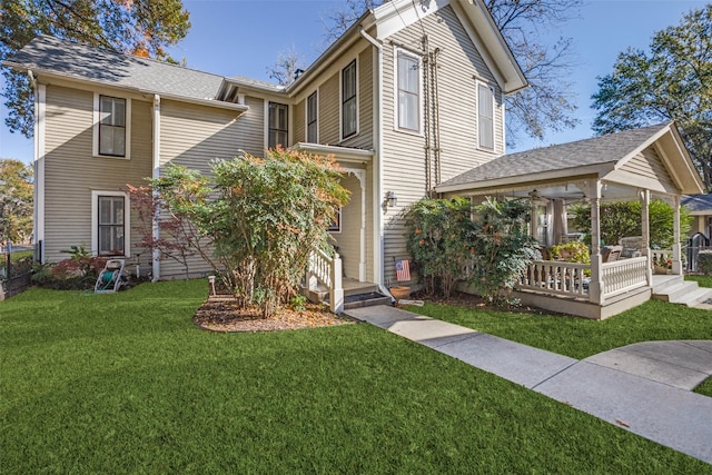 view of front of property featuring a front yard and a porch