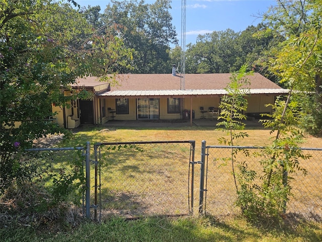 view of front of home featuring a front lawn, a fenced front yard, and a gate