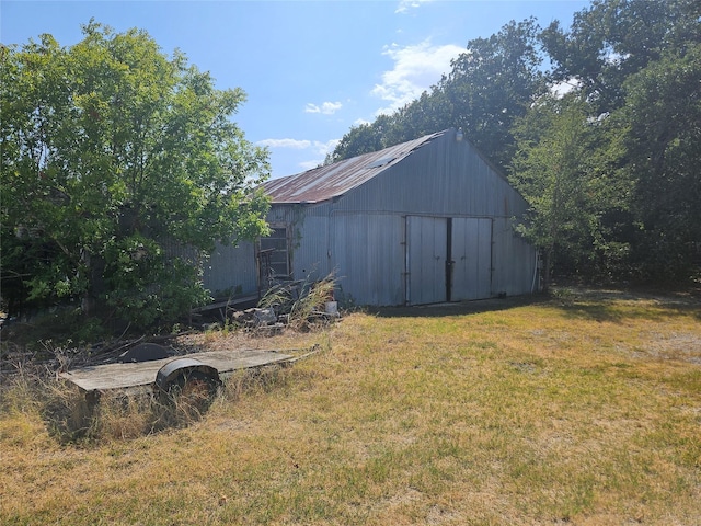 view of yard with an outdoor structure