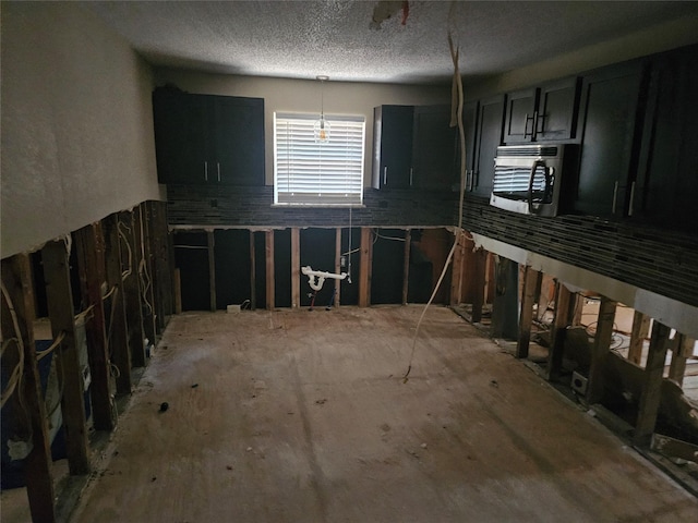 kitchen featuring pendant lighting