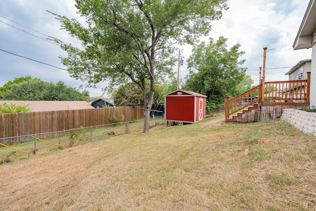 view of yard featuring a storage unit