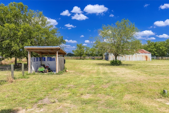 view of yard featuring an outdoor structure