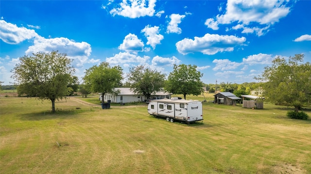 view of yard with an outbuilding