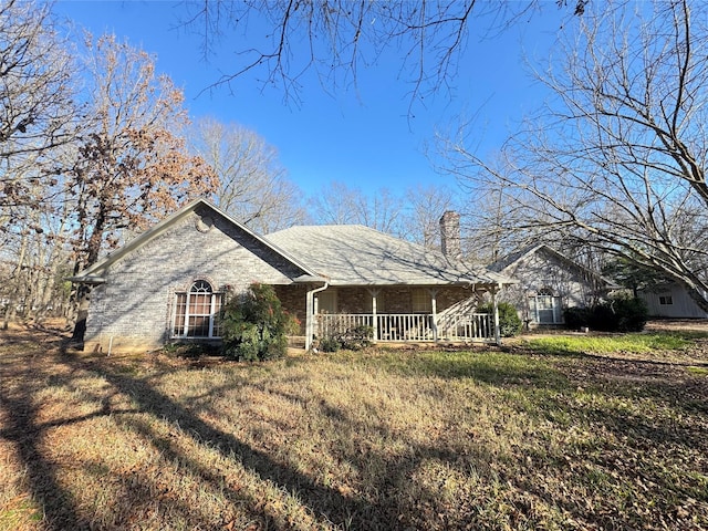 view of front facade with covered porch and a front yard