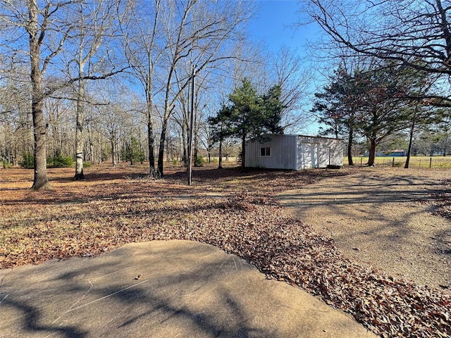 view of yard with an outdoor structure