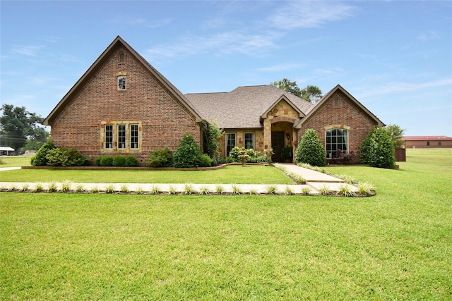 view of front facade featuring a front yard