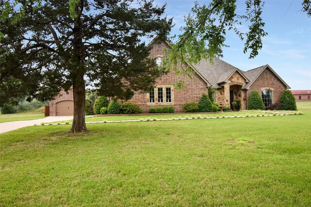 view of front of home featuring a front yard