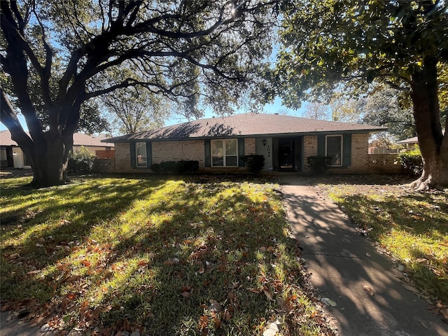 ranch-style home featuring a front lawn