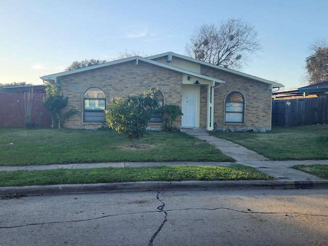 view of front of house featuring a front yard