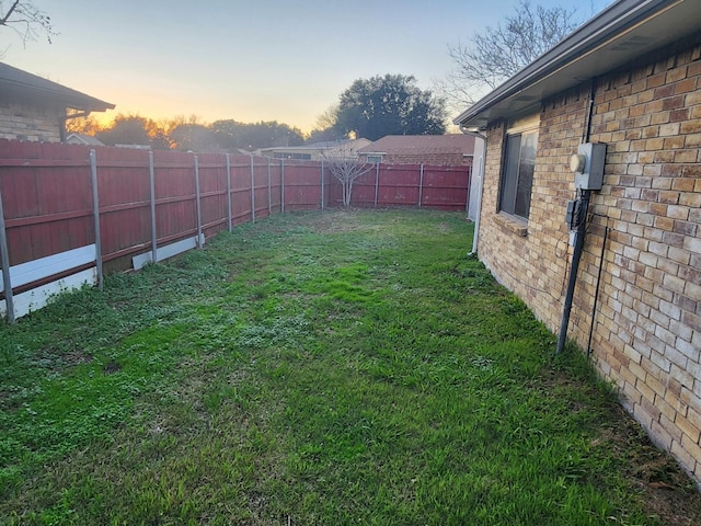 view of yard at dusk