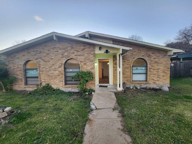 view of front of property featuring a front yard