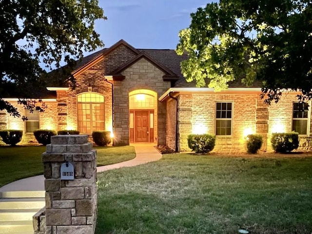 view of front of property featuring a front yard