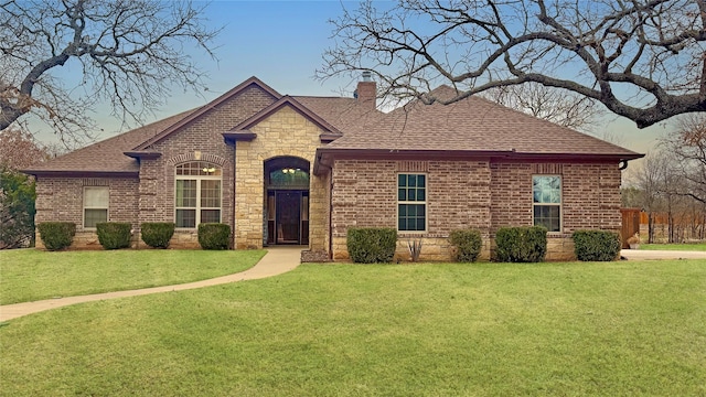 view of front facade featuring a front lawn