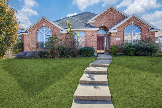 front facade featuring a front yard