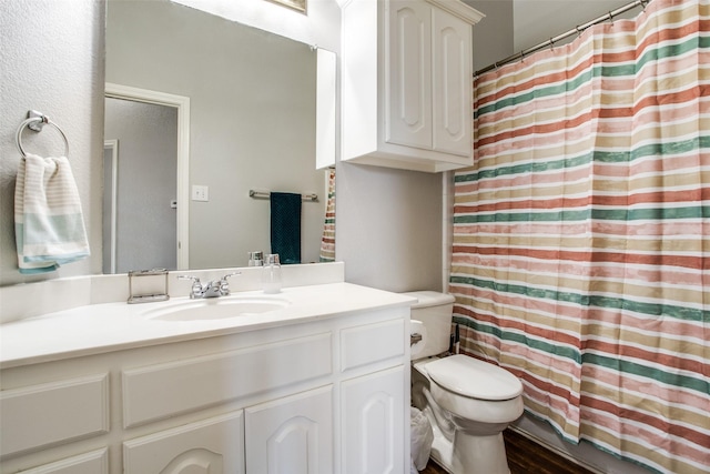 bathroom with a shower with curtain, vanity, and toilet