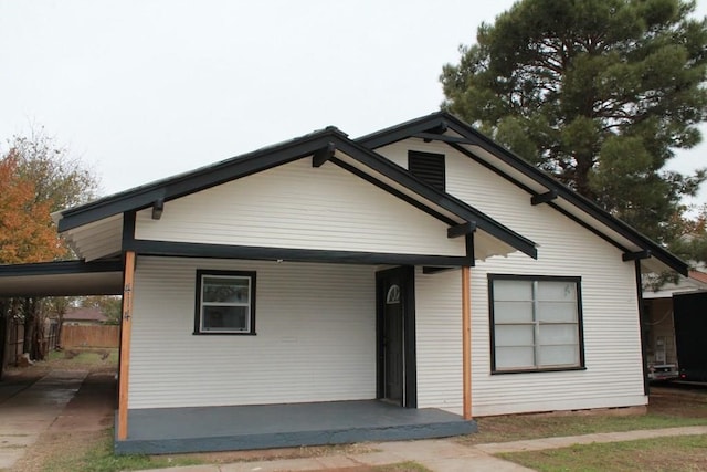 view of front facade featuring a carport