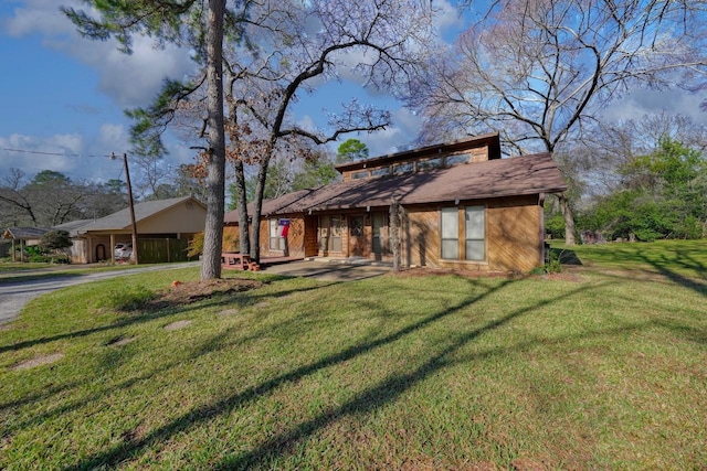 view of front of house with a carport and a front yard