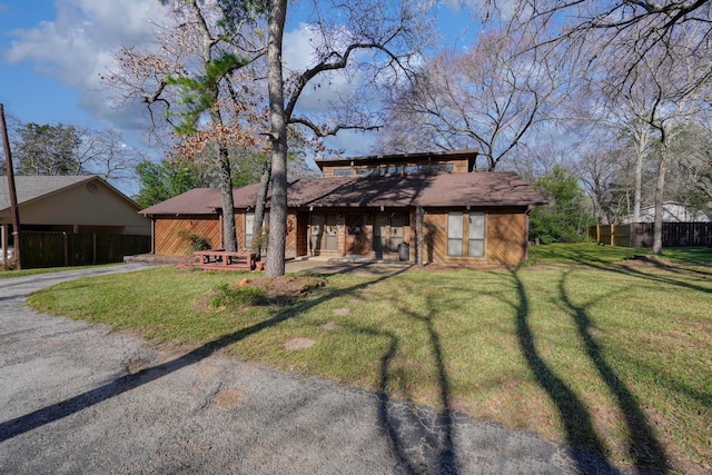 view of front facade featuring a front yard