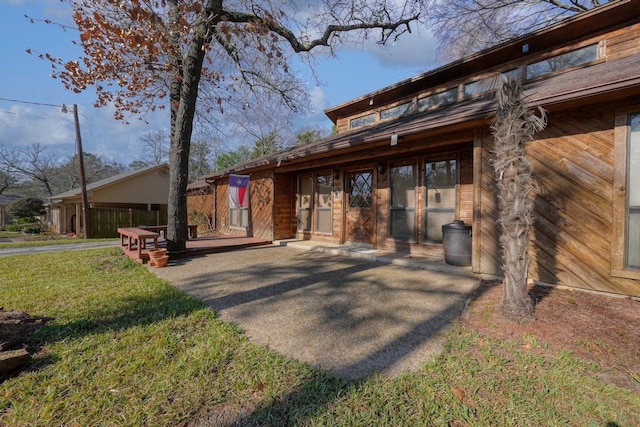 view of front of house featuring a front lawn