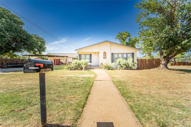 view of front of home featuring a front lawn