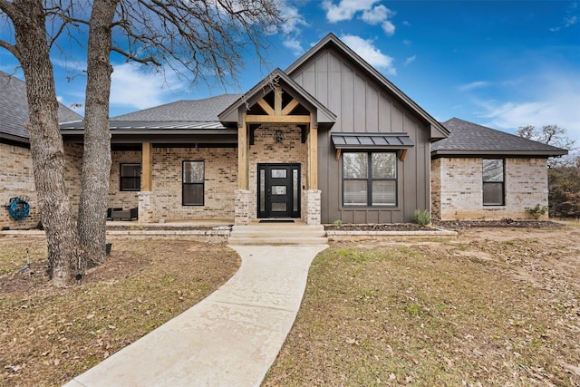 view of front of home featuring a front yard