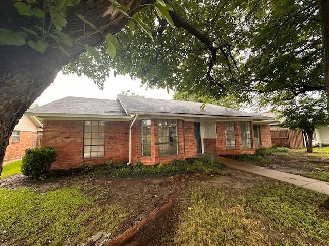 single story home with a front yard