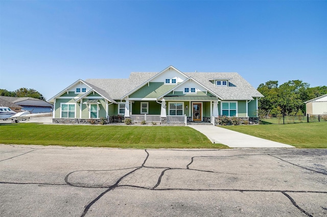 craftsman house featuring a porch and a front lawn