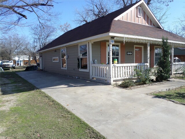 view of front facade with covered porch